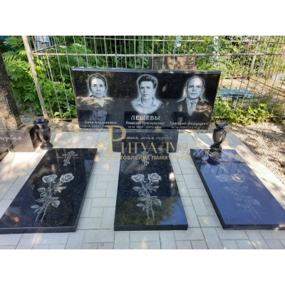 Памятник из гранита тройной "Прямоугольный стандарт горизонтальный - три портрета" — ritualum.ru